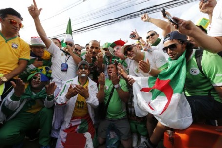 Torcedores da Argélia fazem festa nas ruas de Curitiba