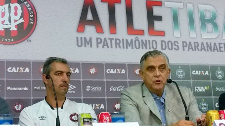 Petraglia não vinha ao Couto Pereira há muitos anos. Presidente do Atlético despistou sobre estar no estádio domingo